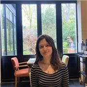 Étudiante proposant du soutien scolaire durant les vacances d'été pour élèves en difficulté en anglais